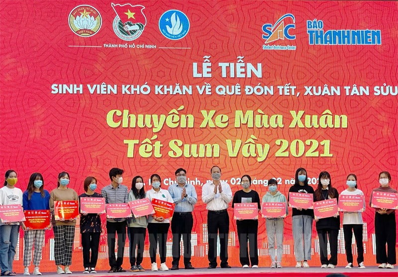 Phó Bí thư Thành ủy TP Nguyễn Hồ Hải trao vé xe tặng sinh viên về quê đón Tết.