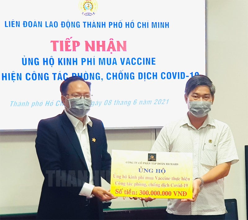 Phó Chủ tịch Liên đoàn Lao động TP Phạm Chí Tâm tiếp nhận 300 triệu đồng của Công ty Cổ phần Tập đoàn Richard ủng hộ kinh phí mua vaccine phòng chống dịch Covid-19.