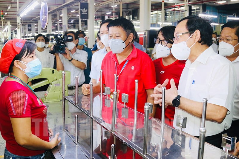 Bí thư Thành ủy Nguyễn Văn Nên ân cần thăm hỏi công nhân lao động đang làm việc tại Công ty TNHH Pouyuen Việt Nam.