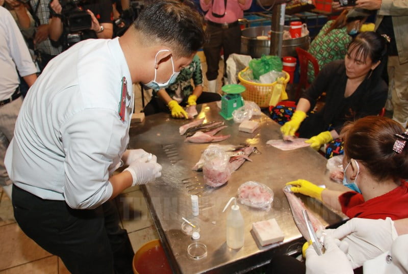 Lực lượng chức năng kiểm tra thực phẩm tại Chợ Đầu mối Bình Điền