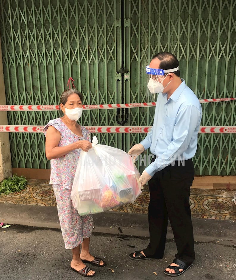 Phó Bí thư Thành ủy TPHCM Nguyễn Hồ Hải tặng quà cho hộ gia đình có hoàn cảnh khó khăn tại khu phố 6, Phường 13, quận Tân Bình