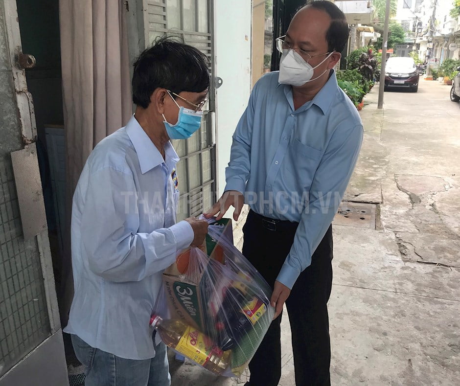 Phó Bí thư Thành ủy TPHCM Nguyễn Hồ Hải trao quà tặng hộ gia đình có hoàn cảnh khó khăn tại khu phố 1, Phường 15 quận Tân Bình