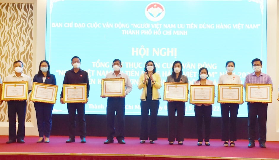 Phó Chủ tịch UBND TP Phan Thị Thắng trao Bằng khen của UBND TP cho các tập thể (ảnh: Đan Như)