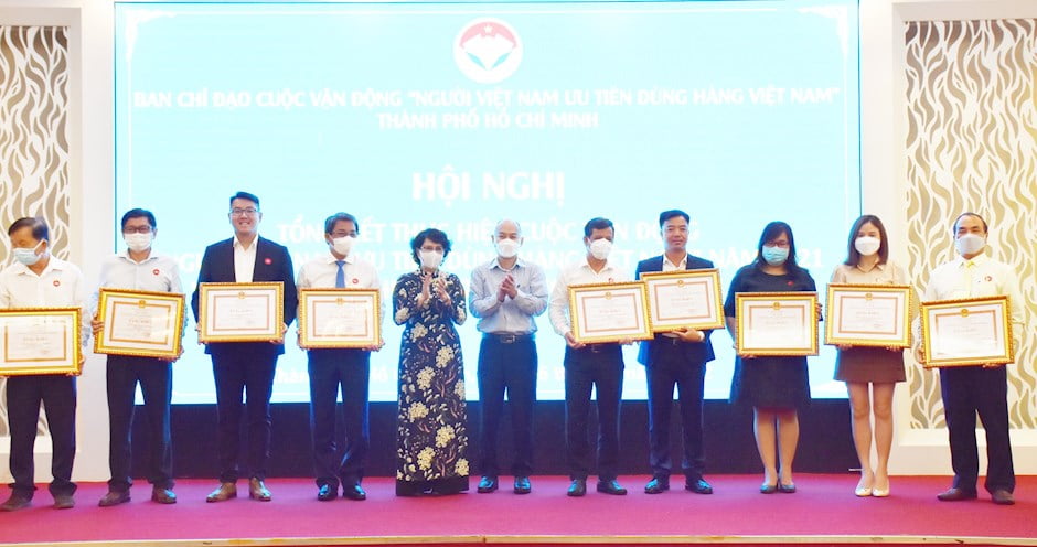 Chủ tịch Ủy ban MTTQ Việt Nam TPHCM Tô Thị Bích Châu trao Bằng khen của UBND TP cho các tập thể. (ảnh: Đan Như)