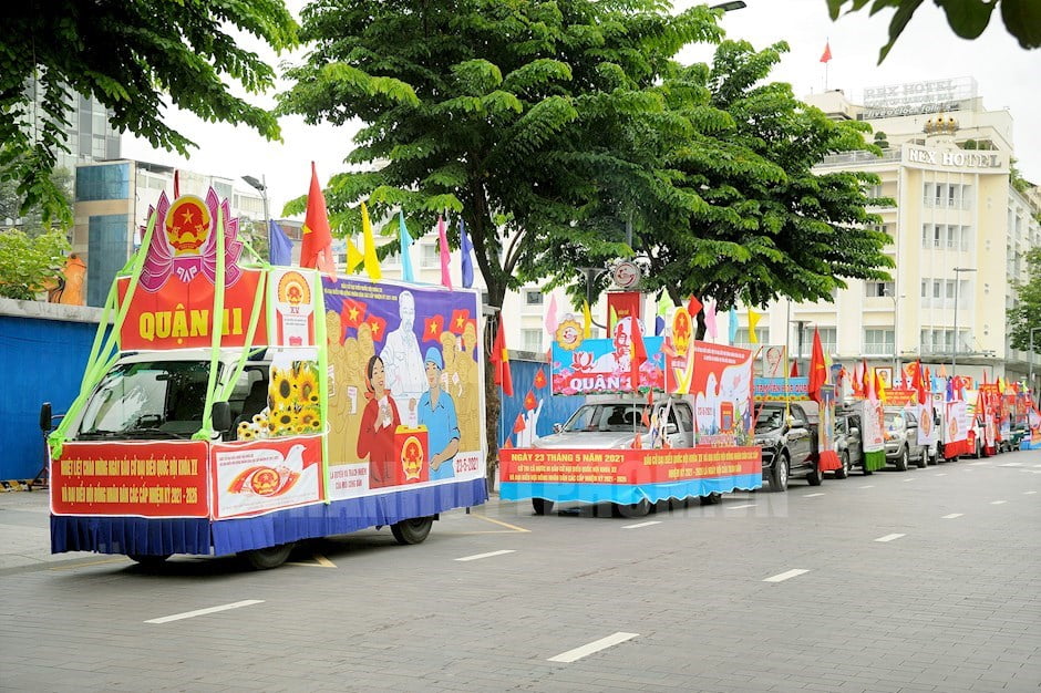 Đoàn xe hoa của Quận 1, 3, 4, 5, 6, 7, 8, 10, 11, 12 và huyện Nhà Bè diễu hành trên đường Nguyễn Huệ chuẩn bị xuất phát