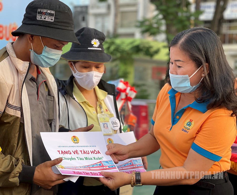 Chủ tịch LĐLĐ Quận 5 Lê Thị Bích Hạnh trao vé tàu tặng công nhân