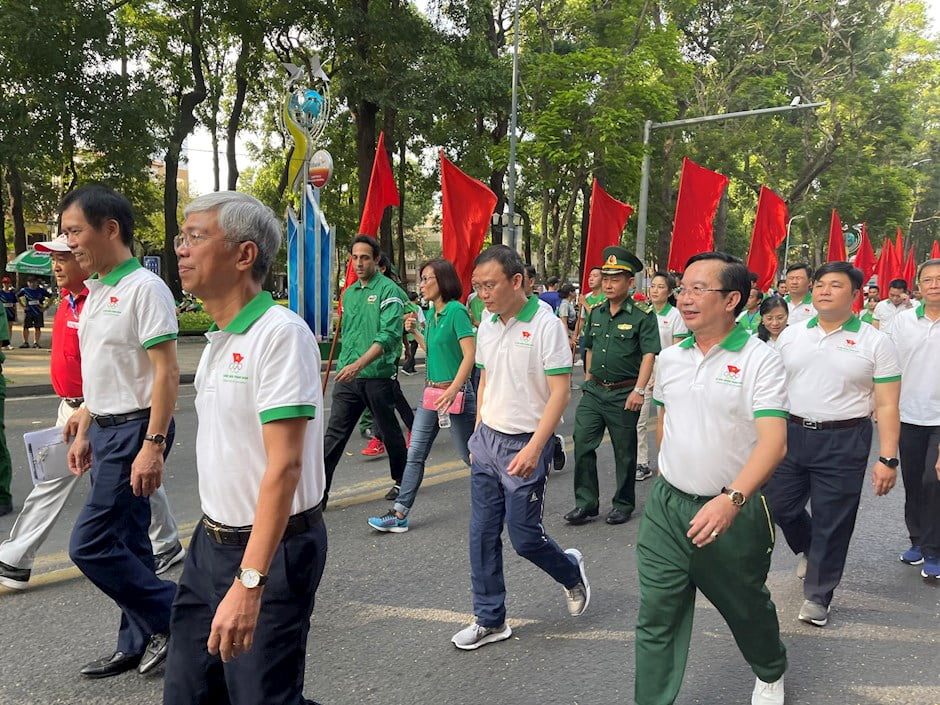 Phó Chủ tịch UBND TP Võ Văn Hoan cùng các đại biểu tham gia ngày chạy Olympic
