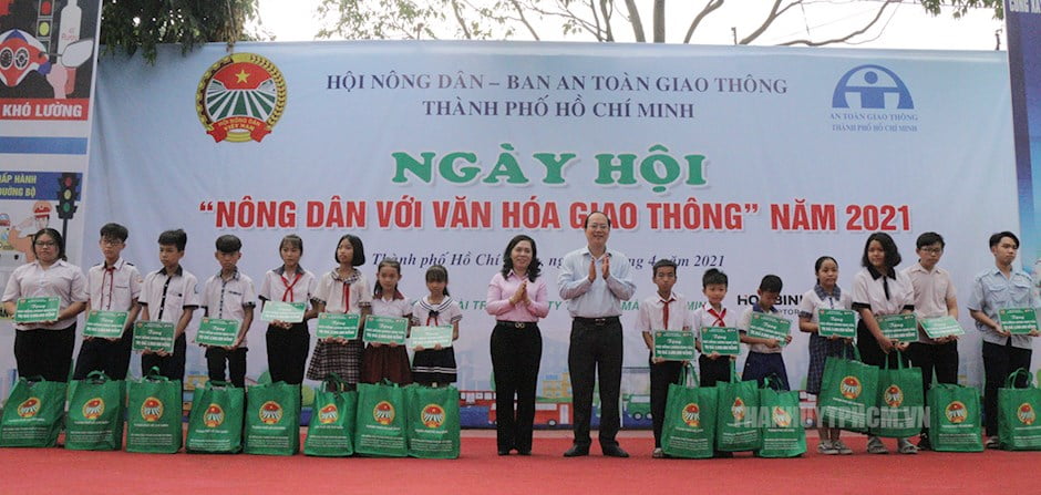 Phó Bí thư Thành ủy TPHCM Nguyễn Hồ Hải trao học bổng Lương Định Của cho học sinh