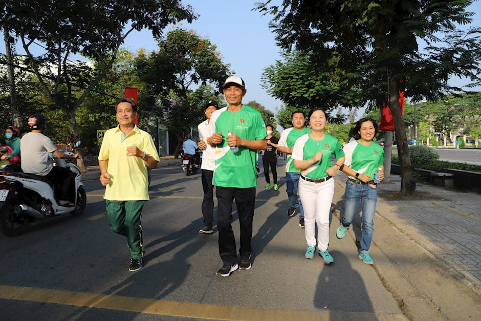 Các đồng chí lãnh đạo huyện tham gia chạy hưởng ứng “Ngày chạy Olympic vì sức khỏe toàn dân”