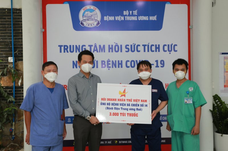 3.000 túi thuốc hỗ trợ điều trị F0 của Hội Doanh nhân trẻ Việt Nam đã đến với Bệnh viện Dã chiến số 14. Ảnh: DNT.